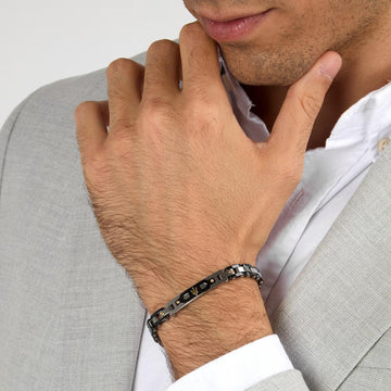 Ανδρικό βραχιόλι Maserati JM424AXU01 από ανοξείδωτο ατσάλι και κεραμικό, με ασημί-μαύρο μπρασελέ και χρυσή τρίαινα.